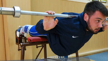 背筋の筋トレに効果大！バーベルでバックエクステンションのトレーニング！