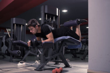 レッグカールの効果とやり方｜太もも裏痩せから強化まで！マシンやダンベルを使ったやり方を紹介