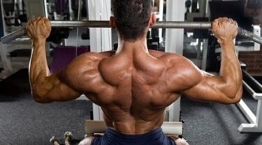 ラットプルダウンのやり方＆フォームと効果｜背中の厚みに効かせるコツとは？