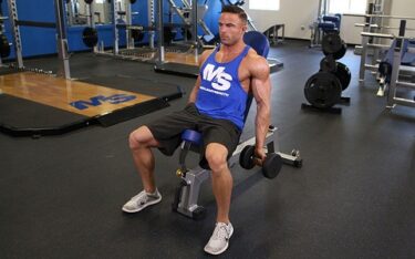 インクラインダンベルカール｜上腕二頭筋を鍛える必須の筋トレ！角度を付けて効果を高める！