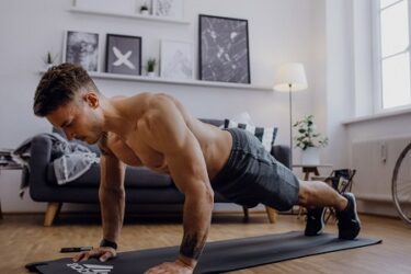 大胸筋の筋トレプッシュアップ（腕立て伏せ）のやり方や効果とは？二の腕引き締めも可能なトレーニング！？