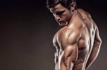 リアレイズのやり方と効果｜ダンベルやマシンで肩の筋肉後方（リアデルト）を鍛える！