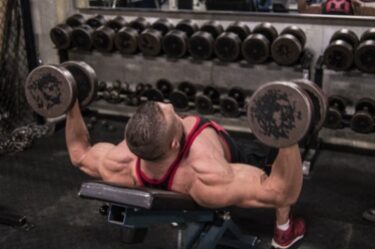 インクラインダンベルフライ！胸の筋肉を鍛える大胸筋の筋トレです。