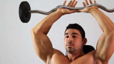 フレンチプレス（筋トレ）はおすすめの三頭筋のトレーニング！二の腕を鍛えましょう！