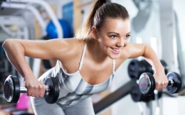 胸を大きくするにはバストアップの筋トレをダンベルで試したら？