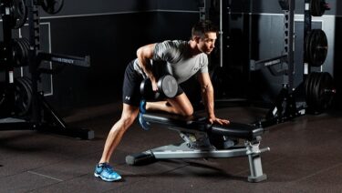 ダンベルローイングで背中のトレーニングはいかが？【背筋の筋トレ】