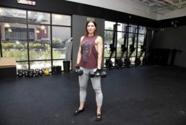 ダンベルデッドリフトのフォームと効果｜正しいやり方で全身に効く背筋の筋トレ！